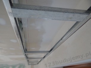 profil ud przykręcony do ściany