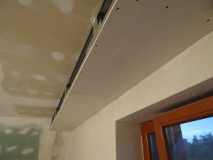 sufit dwupoziomowy z oświetleniem, ozdobne sufity