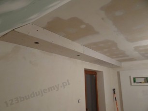 planowanie ozdobnego sufitu z oświetleniem, kolorowy sufit