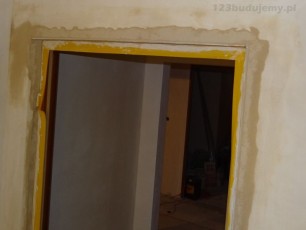 tynkowanie wogoło drzwi osadzonych w ścianie z ościeżnicą nieregulowaną