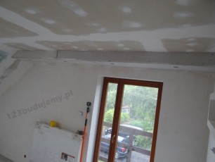 montaż stelaża pod sufitem