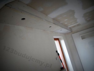 przykłady sufitów dwupoziomowych z oświetleniem