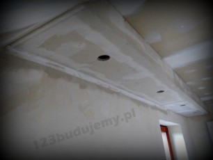 belka pod sufitem z płyt gipsowych z oświetleniem górnym