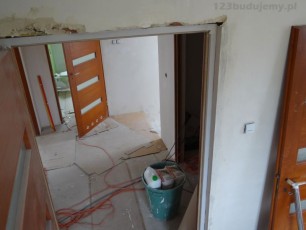 Ościeżnica nie zakrywa całego otworu w scienie