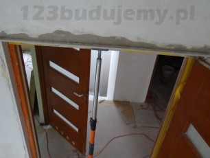 obrobione nadproże nad drzwiami, uzupełnienie tynku, wtopiony narożnik aluminiowy