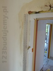 narożniki aluminiowe na rogi obok ościeżnic