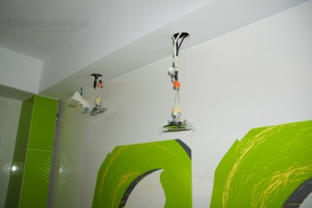 Montaż oświetlenie led w łazience w suficie podwieszanym
