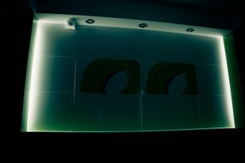 Podświetlenie ściany w łazience na poddaszu