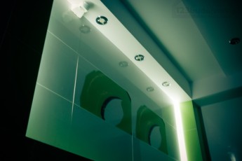 dwupoziomowa ściana, zabudowa na ścianie w łazience