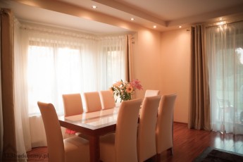 Nowoczesny salon, komplet stół i krzesła