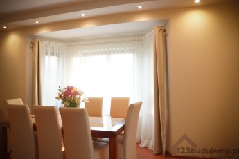 Oświetlenie led półka na suficie nad wykuszem