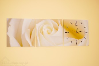 zegar ścienny w salonie