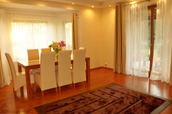 nowoczesny dywan brązowy komplet stół i krzesła