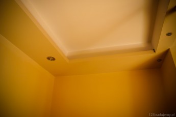 półka podwieszana pod sufitem z podswietleniem tasma led