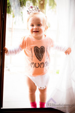 Julianka w drzwiach na balkon