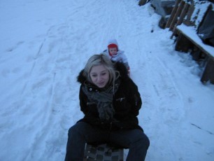 Ania i Zuzia na sankach