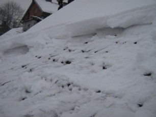 dom nie ogrzewany śnieg na dachu