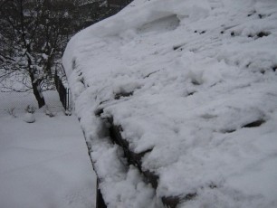 odśnieżanie dachu, gruba warstwa śniegu