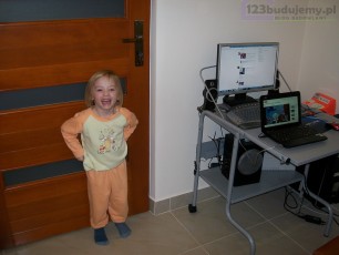 Tymczasowe stanowisko komputerowe w holu