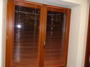 żaluzje aluminiowe, poziome, okna drewniane,