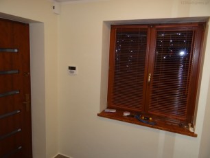 okna w wiatrołapie z żaluzjami aluminiowymi drewaniane aluminiowe