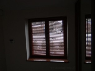 żaluzje aluminiowe poziome imituijące drewno, wykończenie drewniane