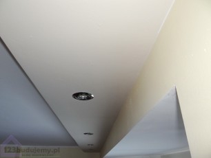 gzyms z oświetleniem w salonie na suficie