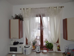 Kuchnia, meble kuchenne, okno w kuchni żaluzje aluminiowe, zasłony do kuchni, firanki do kuchni
