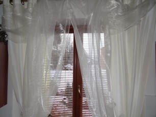 żaluzje aluminiowe imitujące drewniane, wykończenie drewniane, kuchnia, okno w kuchni