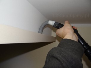 odkurzanie wnęki w suficie podwieszanym