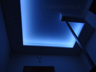 półka z regipsu oświetlenie sufitu