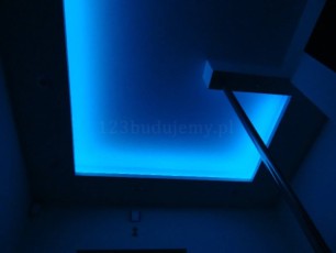 oświetlona półka z płyt karton gips