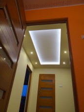 sufit dwupoziomowy, z oświetleniem taśmą led i halogeny