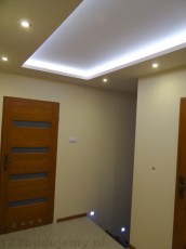 sufit obniżony prostokąt w oświetleniem led, halogeny led