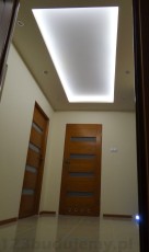 sufit w korytarzu obniżony z wnęką na podświetlenie taśma led