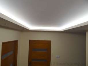 obniżony sufit z płyt kartonowo gipsowych regipsów z oświetleniem