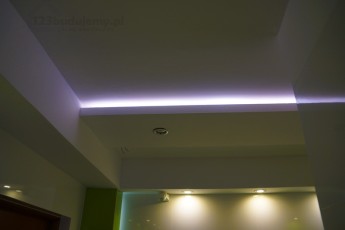 taśma led na suficie podwieszanym, półka na taśme led