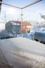 widok z balkonu przez szklaną balustradę