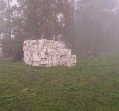 przeniesione pustaki na kupke obok, będziemy budować z nich garaż dwustanowiskowy