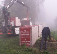 dostawa pustaków porotherm na budowę, palety ściagane hdsem