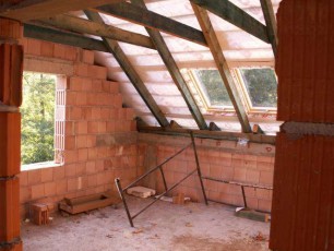 ścianka kolankowa, zamontowane okna dachowe,