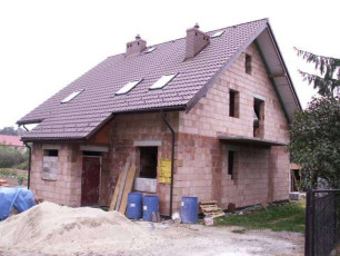 przód domu od strony wjazu, balkon okna, wejście do domu