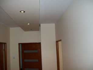 podwieszana półka z oświetleniem