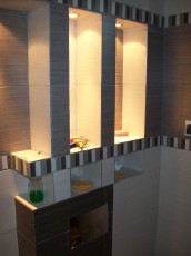 oświetlone półki w łazience