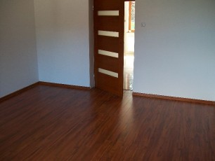 drzwi i panele w sypialni