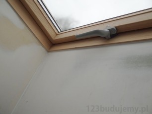 połączenia płyt i przy oknach dachowych wypełniam akrylem