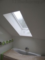 skos w łazience pomalowany śnieżką grunt, okno obrobione akrylem