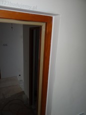 obrobione framugi drzwi, wykończone akrylem do około drzwi