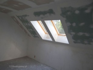 gruntowanie skosów i sufitów, na sufity śnieżka grunt i biała farba