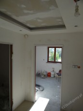 sufit dwupoziomowy z oświetleniem halogenowym i taśmą led, ledy na suficie